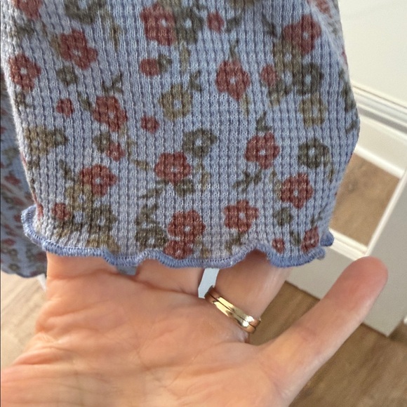 American Eagle Floral Patterned Blue Baby Tee Women's Top, Size Large - Picture 3 of 9